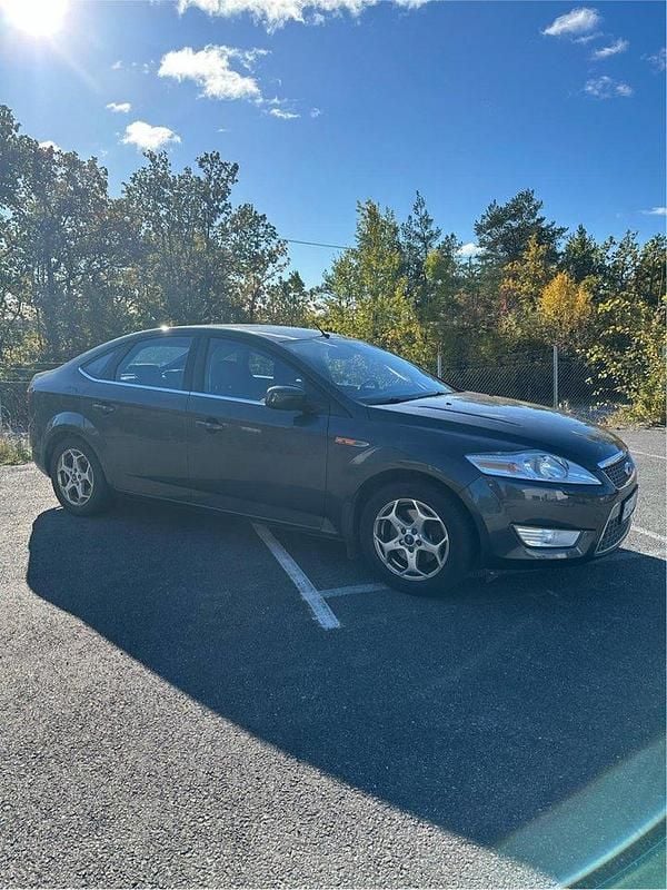 Grå Begagnad 2009 Ford Mondeo Titanium Halvkombi | 30 000 kr (Superpris) - Bild 1/4