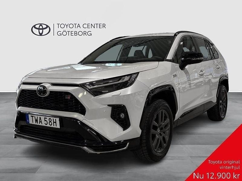 Vit Begagnad 2024 Toyota RAV4 Sport SUV | 524 900 kr (Bra pris) - Bild 1/4