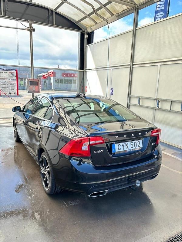 Begagnad Volvo S60 181 HK (133 kW) 2015 Super fin svart volvo Sedan