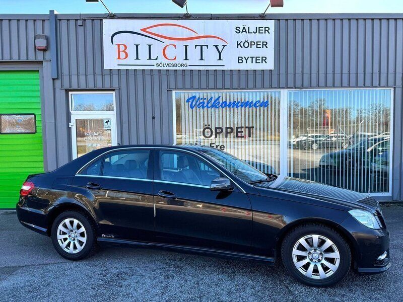Svart Begagnad 2013 Mercedes E200 Sedan | 99 900 kr (Marknadspris) - Bild 1/4