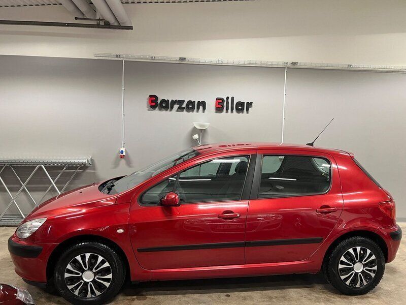 Röd Begagnad 2004 Peugeot 307 Halvkombi | 34 500 kr (Lite dyr) - Bild 1/4
