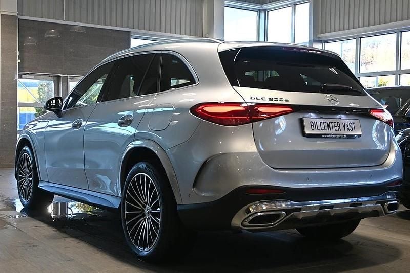 Begagnad Mercedes GLC300e AMG Line Premium Plus 204 HK (150 kW) 2023 Silver SUV