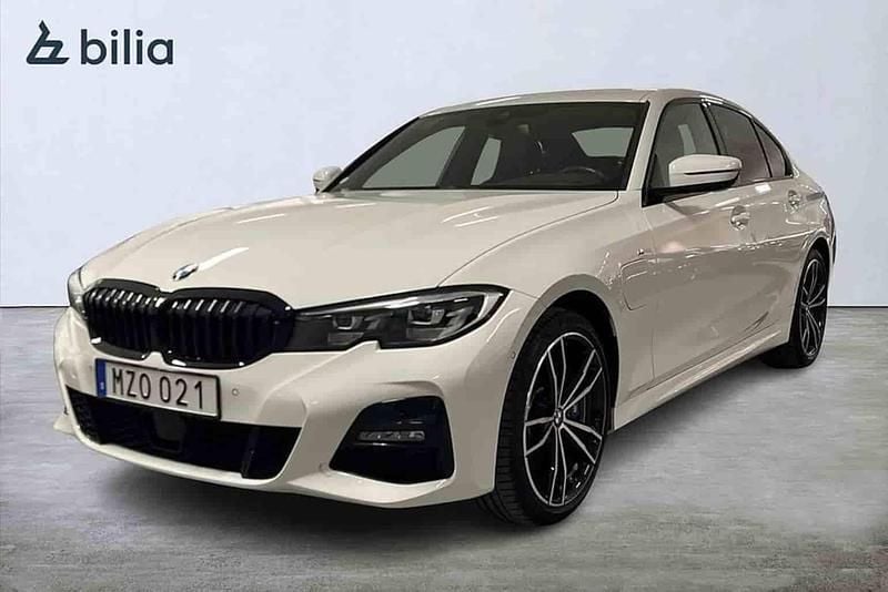 Vit Begagnad 2021 BMW 330e Sedan | 384 900 kr (Lite dyr) - Bild 1/1