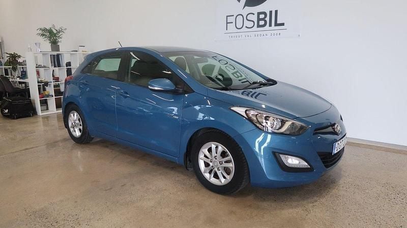 Ljusblå Begagnad 2014 Hyundai i30 Halvkombi | 69 900 kr (Marknadspris) - Bild 1/3