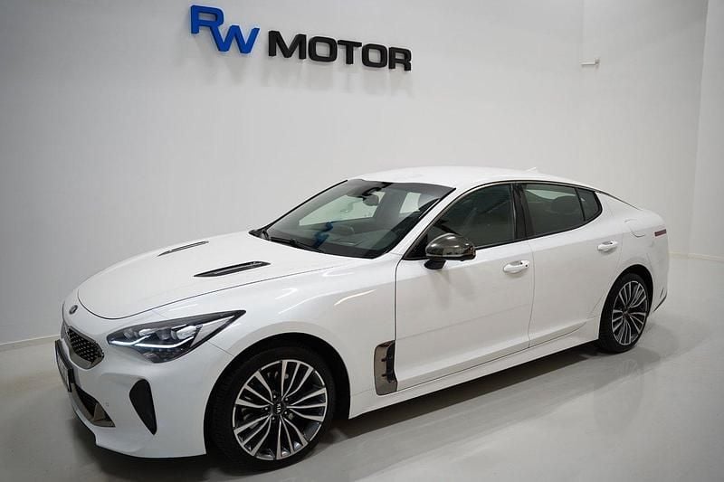 Vit Begagnad 2017 Kia Stinger 2 Halvkombi | 229 800 kr (Bra pris) - Bild 1/4