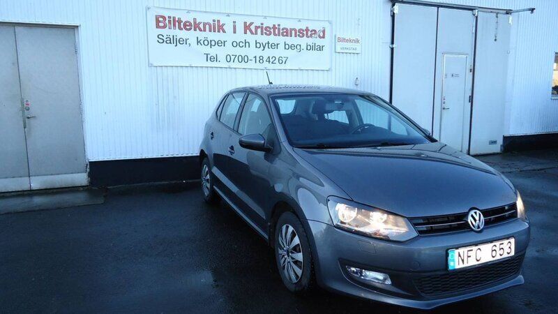 Mörkgrå Begagnad 2013 VW Polo Comfortline Halvkombi | 73 500 kr (Marknadspris) - Bild 1/4