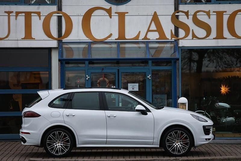Carrera vit metallic Begagnad 2016 Porsche Cayenne GTS SUV | 439 000 kr (Marknadspris) - Bild 1/4
