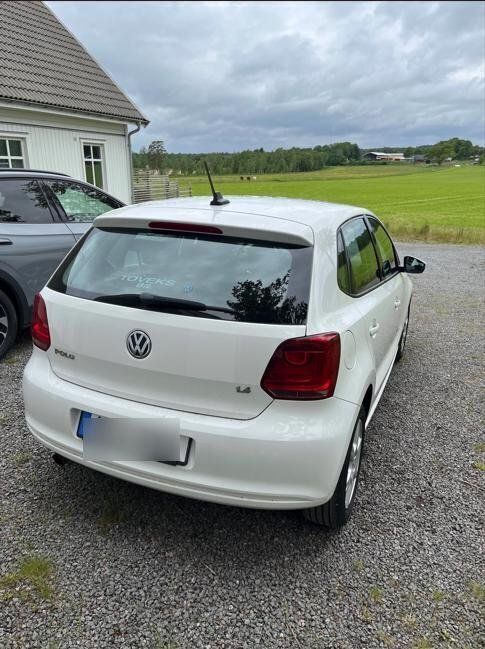 Vit Begagnad 2014 VW Polo Halvkombi | 79 000 kr (Marknadspris) - Bild 1/4