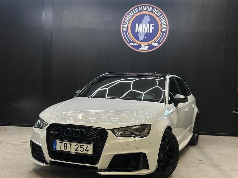 Vit Begagnad 2016 Audi RS3 Sportback Comfort Halvkombi | 364 800 kr (Marknadspris) - Bild 1/4