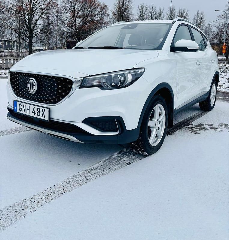 Begagnad MG ZS 105 kW (143 HK) 2021 Arctic white SUV