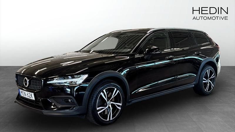 Svart (black) Begagnad 2020 Volvo V60 CC Kombi | 279 900 kr (Marknadspris) - Bild 1/4