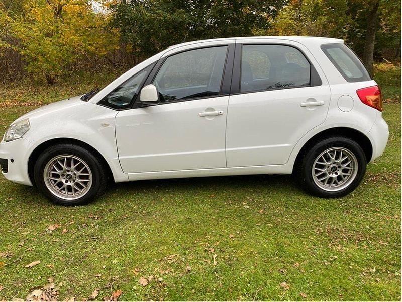 Vit Begagnad 2010 Suzuki SX4 Halvkombi | 27 000 kr (Superpris) - Bild 1/4
