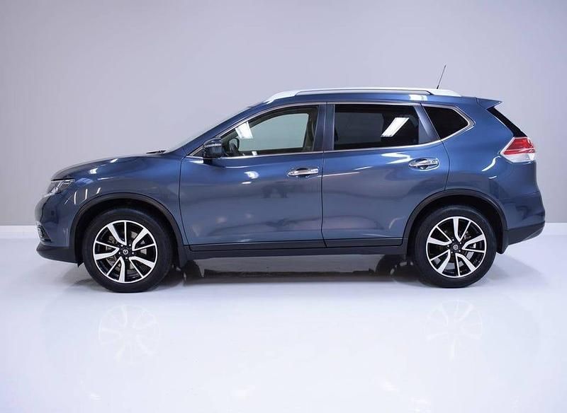 Mörkblå Begagnad 2017 Nissan X-Trail SUV | 139 900 kr (Marknadspris) - Bild 1/4