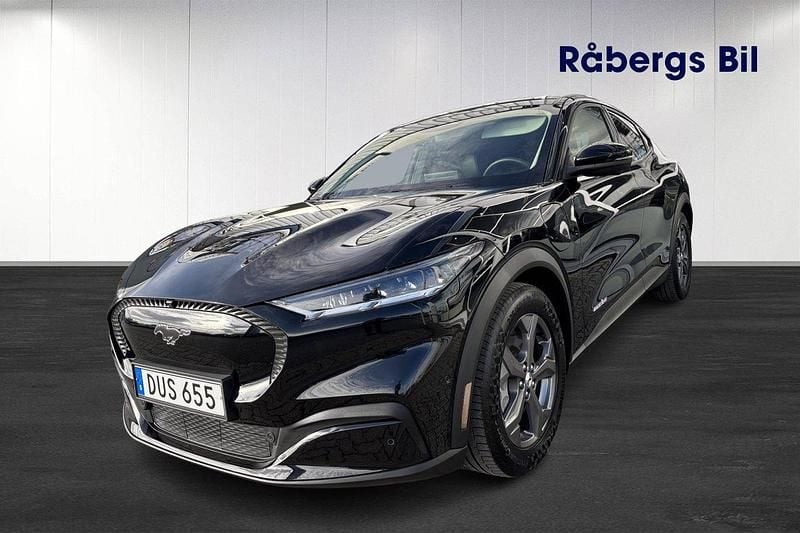 Svart Begagnad 2022 Ford Mustang Mach-E Standard Range SUV | 349 800 kr (Marknadspris) - Bild 1/4