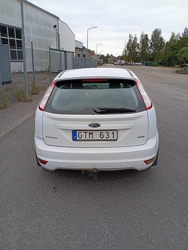 Vit Begagnad 2008 Ford Focus Trend Halvkombi | 10 000 kr - Bild 1/4