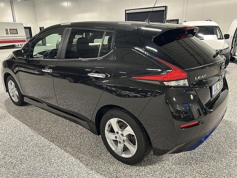 Begagnad Nissan Leaf 110 kW (150 HK) 2021 Svart Halvkombi