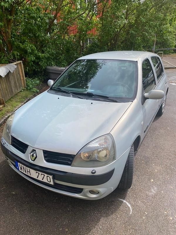 Grå Begagnad 2005 Renault Clio R.S. Halvkombi | 22 000 kr (Marknadspris) - Bild 1/3