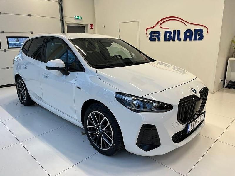 Vit Begagnad 2023 BMW 225 Active Tourer M Sport Minibuss | 299 900 kr (Bra pris) - Bild 1/4