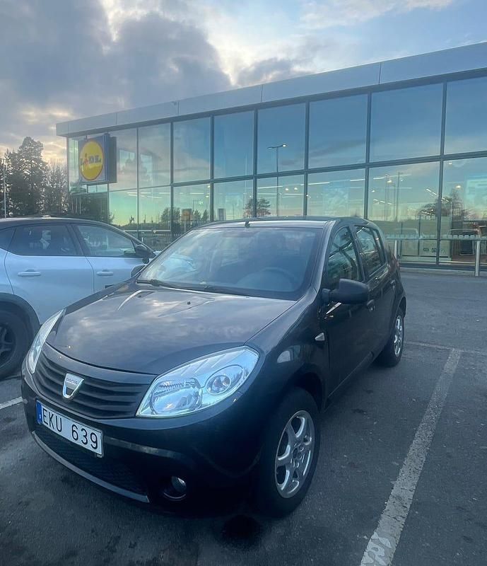 Begagnad 2010 Dacia Sandero Halvkombi | 27 000 kr (Marknadspris) - Bild 1/4