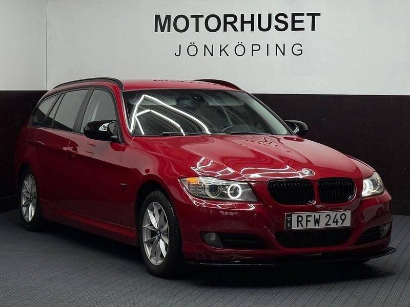 Röd Begagnad 2010 BMW 320 Comfort Edition Kombi | 69 800 kr (Marknadspris) - Bild 1/4