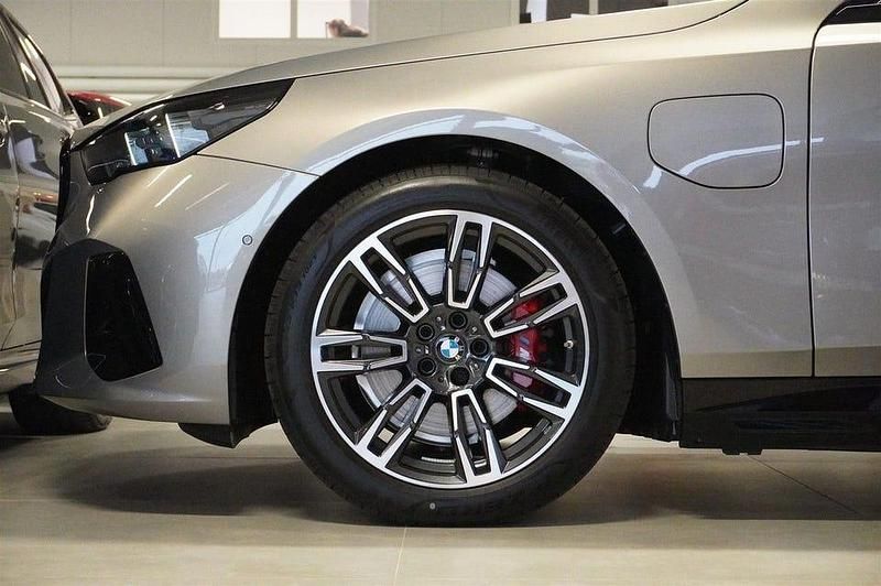 Begagnad BMW 530 Efficient Dynamics 299 HK (219 kW) 2000 Oxide grey Kombi