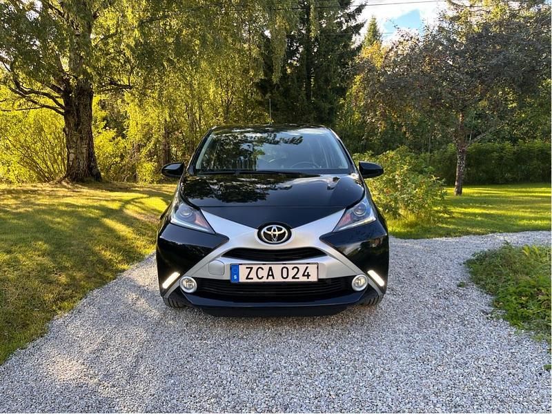 Svart Begagnad 2017 Toyota Aygo Halvkombi | 85 000 kr (Marknadspris) - Bild 1/4