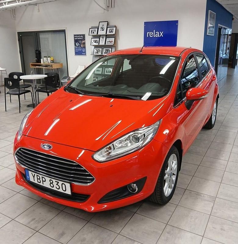 Race red Begagnad 2016 Ford Fiesta Titanium Halvkombi | 94 400 kr (Dyr) - Bild 1/4