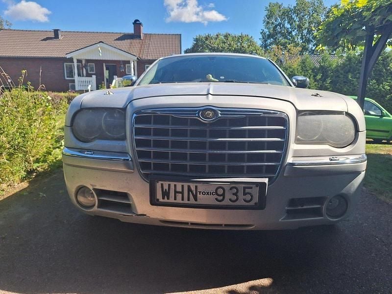 Silver Begagnad 2005 Chrysler 300C Touring Kombi | 35 000 kr (Superpris) - Bild 1/4