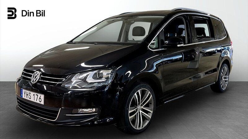 Svart (deep black pearl) Begagnad 2016 VW Sharan Minibuss | 269 800 kr (Marknadspris) - Bild 1/4