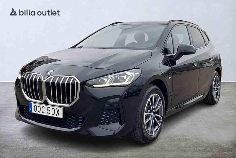 Svart Begagnad 2025 BMW 225 Active Tourer Comfort Edition Minibuss | 399 900 kr (Marknadspris) - Bild 1/1