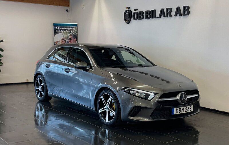 Mörkgrå (grå) Begagnad 2019 Mercedes A180 AMG Halvkombi | 229 900 kr (Marknadspris) - Bild 1/4