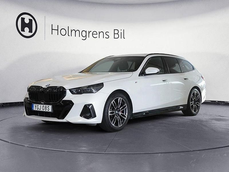 Vit Begagnad 2024 BMW 520 M Sport Kombi | 618 800 kr (Dyr) - Bild 1/4
