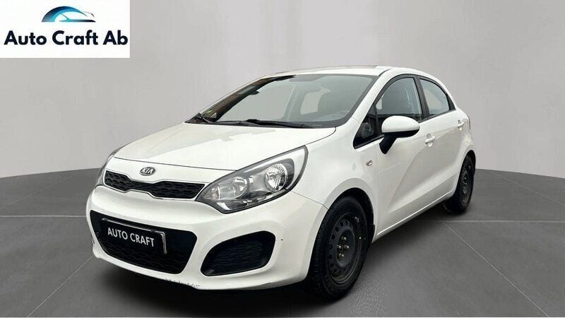 Vit Begagnad 2011 Kia Rio Halvkombi | 56 999 kr (Lite dyr) - Bild 1/3