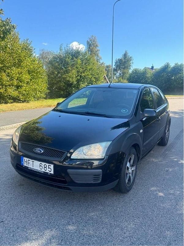 Svart Begagnad 2007 Ford Focus Halvkombi | 16 500 kr (Marknadspris) - Bild 1/4