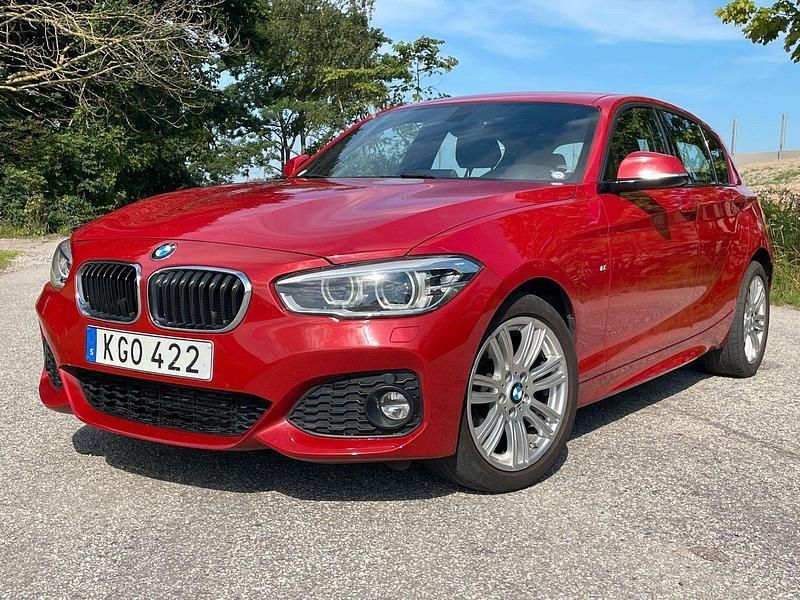 Röd Begagnad 2017 BMW 118 M Sport Halvkombi | 164 900 kr (Marknadspris) - Bild 1/4