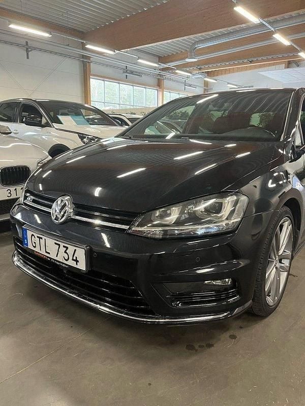 Svart Begagnad 2016 VW Golf VII R-line Halvkombi | 135 000 kr (Bra pris) - Bild 1/4