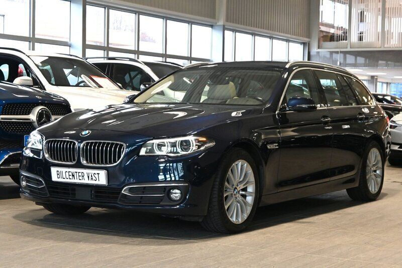 Blå Begagnad 2015 BMW 520 Comfort Edition Kombi | 239 000 kr (Dyr) - Bild 1/4