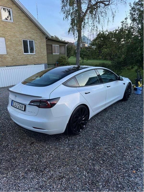 Vit Begagnad 2021 Tesla Model 3 Performance Sedan | 340 000 kr (Lite dyr) - Bild 1/4