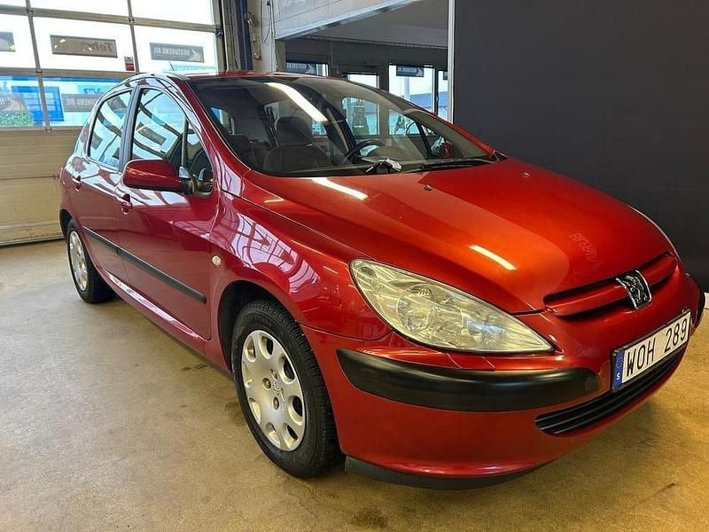 Röd Begagnad 2005 Peugeot 307 Halvkombi | 29 999 kr (Lite dyr) - Bild 1/4