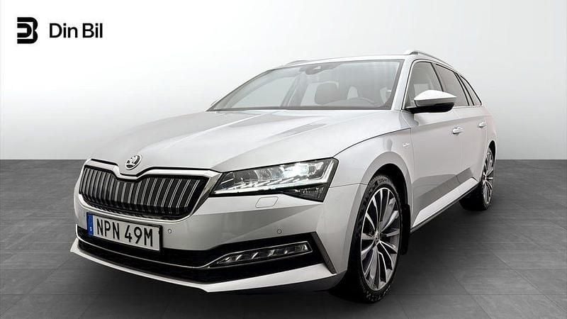 Brilliant silver metallic Begagnad 2023 Skoda Superb Business Line Kombi | 329 900 kr (Marknadspris) - Bild 1/4