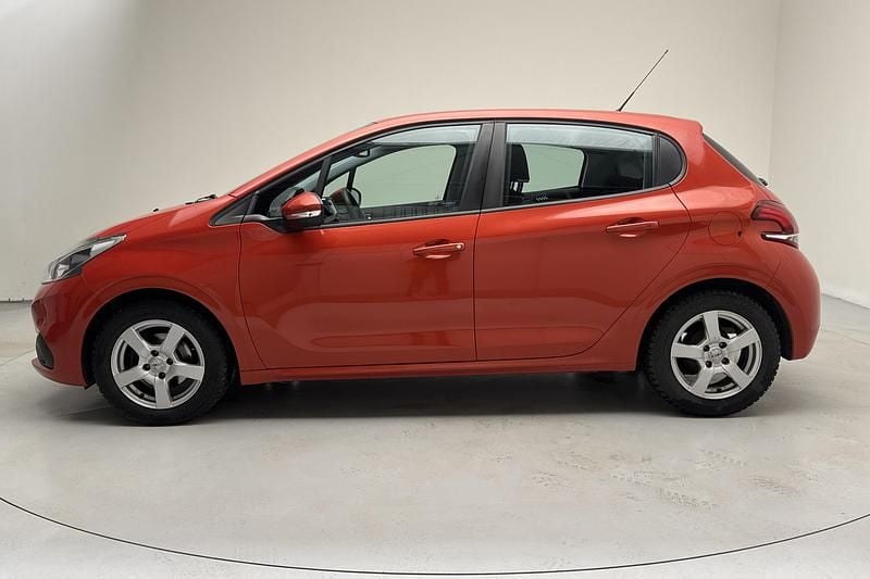 Begagnad Peugeot 208 Active 82 HK (60 kW) 2015 Orange Halvkombi