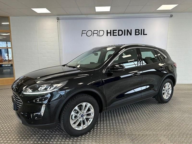 Svart Begagnad 2023 Ford Kuga Titanium SUV | 271 576 kr (Marknadspris) - Bild 1/4