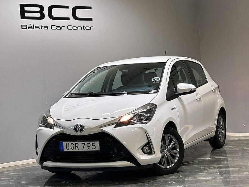 Vit Begagnad 2018 Toyota Yaris Hybrid Active Halvkombi | 124 900 kr (Marknadspris) - Bild 1/3