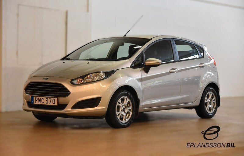 Grå Begagnad 2013 Ford Fiesta Trend Halvkombi | 74 900 kr (Marknadspris) - Bild 1/4