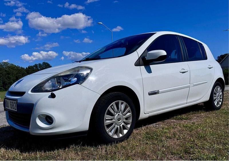 Vit Begagnad 2013 Renault Clio R.S. Halvkombi | 34 900 kr (Bra pris) - Bild 1/1