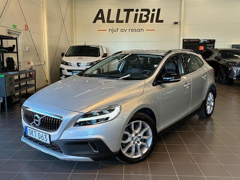 Silver Begagnad 2016 Volvo V40 CC Summum Kombi | 234 900 kr - Bild 1/4