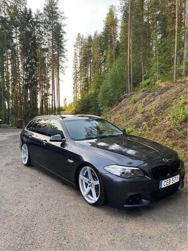 Grå Begagnad 2014 BMW 520 Sport Line Kombi | 125 000 kr - Bild 1/4
