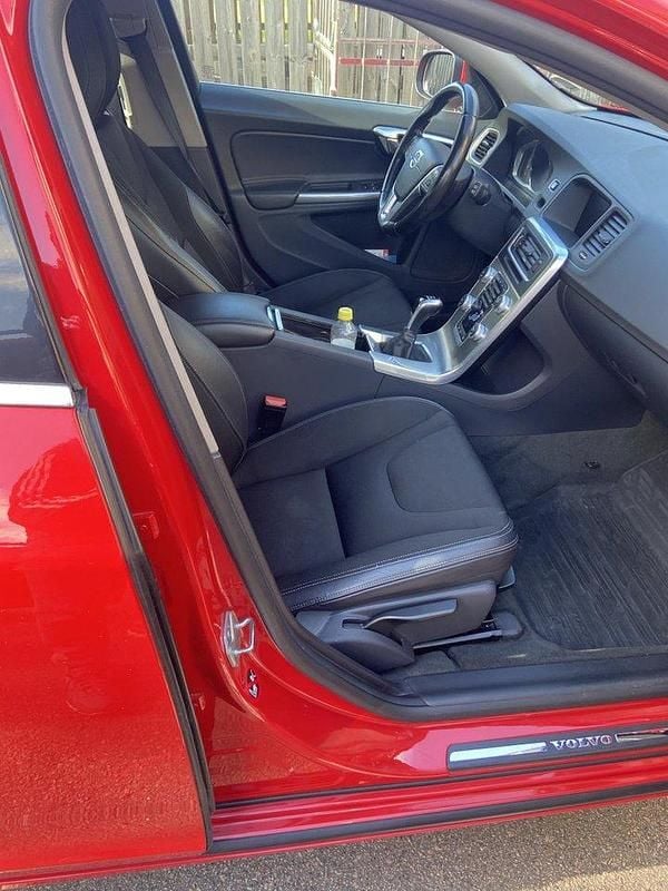 Röd Begagnad 2017 Volvo V60 Momentum Kombi | 108 000 kr (Superpris) - Bild 1/4
