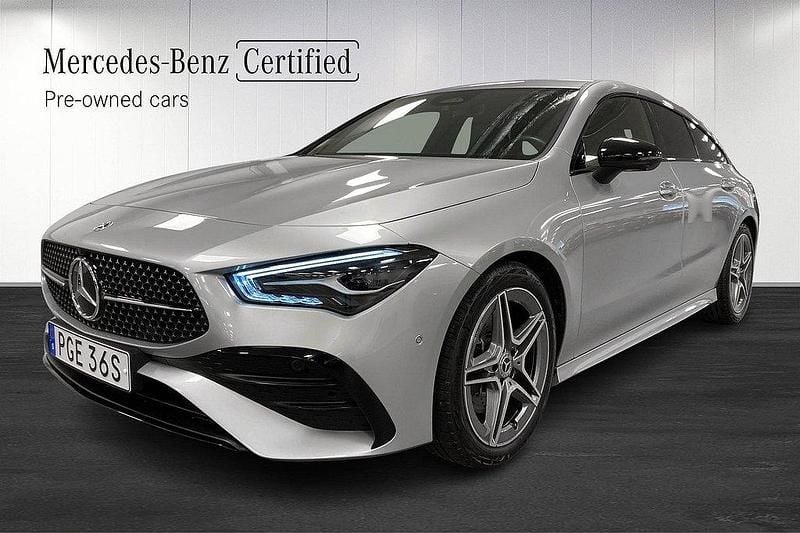 Silver Begagnad 2024 Mercedes CLA200 Shooting Brake AMG Kombi | 389 000 kr (Marknadspris) - Bild 1/4