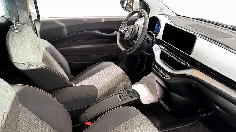 Begagnad Fiat 500e Icon 86 kW (118 HK) 2022 Vit Cab